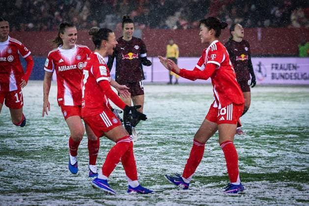 Jubel bei Arianna Caruso 27 (FC Bayern Muenchen Frauen) und Momoko Tanikawa 18 (FC Bayern Muenchen Frauen) nach dem 1:0 per Elfmeter, mit Georgia Stanway 31 (FC Bayern Muenchen Frauen) und Klara Buehl 17 (FC Bayern Muenchen Frauen), FC Bayern Muenchen Frauen vs. RB Leipzig Frauen, Fussball, Frauen, Google Pixel Bundesliga, Saison 2025 2026, 15. Spieltag, 25.01.2026 DFB regulations prohibit any use of photographs as image sequences and or quasi-video Muenchen Bayern Deutschland