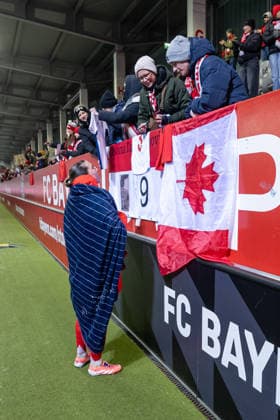 Vanessa Gilles (FC Bayern Muenchen Frauen, 02) nach dem Spiel bei ihren Fans mit einer kanadischen Fahne Flagge GER, FC Bayern Muenchen Frauen vs. RB Leipzig, Fussball, Google Pixel Frauen-Bundesliga, 15. Spieltag, Saison 2025 2026, 25.01.2026. (DFL DFB REGULATIONS PROHIBIT ANY USE OF PHOTOGRAPHS as IMAGE SEQUENCES and or QUASI-VIDEO). GER, FC Bayern Muenchen Frauen vs. RB Leipzig, Fussball, Google Pixel Frauen-Bundesliga, 15. Spieltag, Saison 2025 2026, 25.01.2026. Muenchen Copyright: xEibner-Pressefoto HeikexFeinerx EP_HFR