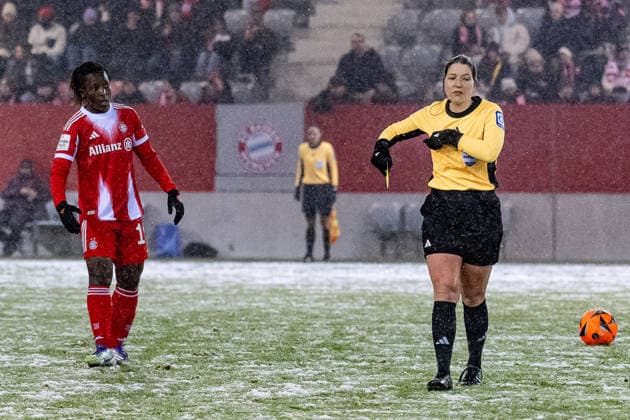 Neuzugang Bernadette Amani (FC Bayern Muenchen Frauen, 15) hat bereits nach drei Minuten in der Bundesliga ihre erste gelbe Karte von Karoline Wacker (Schiedsrichterin) erhalten GER, FC Bayern Muenchen Frauen vs. RB Leipzig, Fussball, Google Pixel Frauen-Bundesliga, 15. Spieltag, Saison 2025 2026, 25.01.2026. (DFL DFB REGULATIONS PROHIBIT ANY USE OF PHOTOGRAPHS as IMAGE SEQUENCES and or QUASI-VIDEO). GER, FC Bayern Muenchen Frauen vs. RB Leipzig, Fussball, Google Pixel Frauen-Bundesliga, 15. Spieltag, Saison 2025 2026, 25.01.2026. Muenchen Copyright: xEibner-Pressefoto HeikexFeinerx EP_HFR