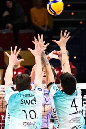 Hannes Ulrich Röhrs (VCO Berlin, 6) Bildmitte, schmettert den Ball gegen den Block von Petteri Samuli Tyynismaa (Powervolleys Düren, 10) und Gregor Pernus (Powervolleys Düren, 4), Aktion, Action, Spielszene, 25.01.2026, Düren (Deutschland), Volleyball, 1. Bundesliga Männer, SWD Powervolleys Düren - VCO Berlin