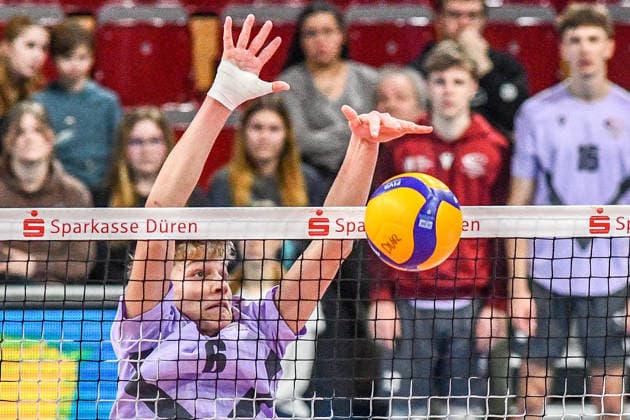 Hannes Ulrich Röhrs (VCO Berlin, 6) legt den Ball über das Netz, , 25.01.2026, Düren (Deutschland), Volleyball, 1. Bundesliga Männer, SWD Powervolleys Düren - VCO Berlin