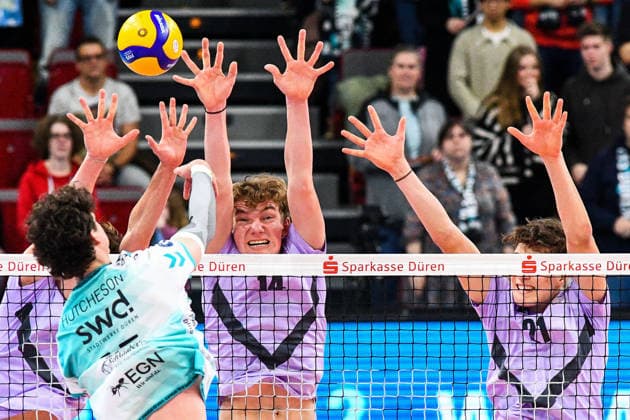 v.li.: Zachary Peter Hutcheson (Powervolleys Düren, 15) , Joshua Huber (VCO Berlin, 14), Tristan Hans Mohr (VCO Berlin, 21), am Netz im Zweikampf, Duell, duel, tackle, Dynamik, Action, Aktion,, 25.01.2026, Düren (Deutschland), Volleyball, 1. Bundesliga Männer, SWD Powervolleys Düren - VCO Berlin