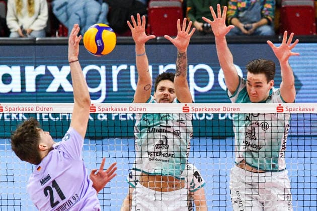 v.li.: Tristan Hans Mohr (VCO Berlin, 21) schmettert den Ball gegen den Dürener Block, Aktion, Action, Spielszene, 25.01.2026, Düren (Deutschland), Volleyball, 1. Bundesliga Männer, SWD Powervolleys Düren - VCO Berlin
