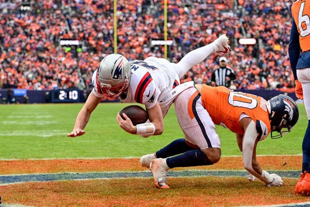DENVER, CO - JANUARY 25: New England Patriots quarterback Drake Maye (10) dives over Denver Broncos linebacker Justin Strnad (40) as he scores a second quarter touchdown in the AFC Championship Game at Empower Field at Mile High on January 25, 2026 in Denver, Colorado. (Photo by Dustin Bradford Icon Sportswire) NFL, American Football Herren, USA JAN 25 AFC Championship Game Patriots at Broncos EDITORIAL USE ONLY Icon132260125027