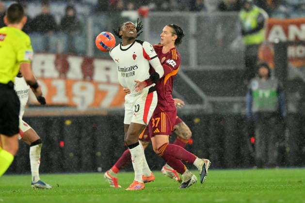 AS Roma v AC Milan - Serie A ROME, ITALY - January 25 : Daniele Ghilardi (R) of AS Roma in action against Rafael Leao (L) of AC Milan during the Serie A soccer match between AS Roma and AC Milan at Stadio Olimpico on January 25,2026 in Rome Italy Claudio Pasquazi Anadolu Rome Italy. Editorial use only. Please get in touch for any other usage.  Copyright: x2026xAnadoluxClaudioxPasquazix
