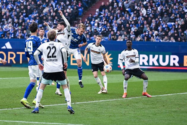 25.01.2026, Fussball, 2. Bundesliga, Saison 2025 2026, 19. Spieltag, FC Schalke 04 - 1. FC Kaiserslautern, Torchance Timo Becker (FC Schalke 04) per Kopfball, xRHR-FOTO YYx