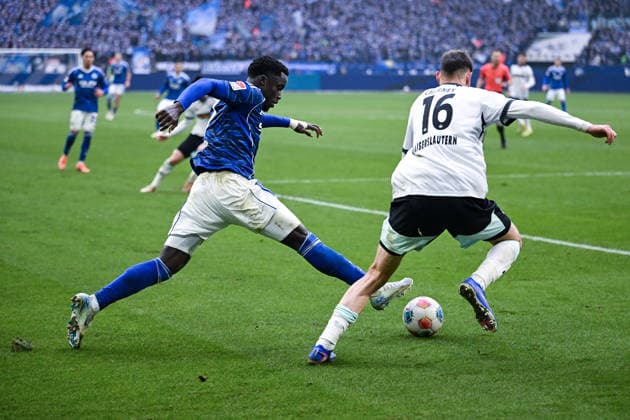 25.01.2026, Fussball, 2. Bundesliga, Saison 2025 2026, 19. Spieltag, FC Schalke 04 - 1. FC Kaiserslautern, Christian Gomis (FC Schalke 04), Atanas Chernev (1. FC Kaiserslautern ), xRHR-FOTO YYx