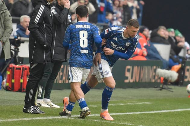 Auswechslung, Amin Younes (Schalke 8) geht, Edin Dzeko (Schalke 10) kommt 25.01.2026 Fussball FC Schalke 04 vs 1. FC Kaiserslautern, Veltins-Arena, Gelsenkirchen, DFB DFL REGULATIONS PROHIBIT ANY USE OF PHOTOGRAPHS AS IMAGE SEQUENCES AND OR QUASI-VIDEO *** Substitution, Amin Younes Schalke 8 goes, Edin Dzeko Schalke 10 comes 25 01 2026 Soccer FC Schalke 04 vs 1 FC Kaiserslautern, Veltins Arena, Gelsenkirchen, DFB DFL REGULATIONS PROHIBIT ANY USE OF PHOTOGRAPHS AS IMAGE SEQUENCES AND OR QUASI VIDEO Copyright: xpepphotox xSaschaxWeizx pep00321, pep_20260125_hm_261664
