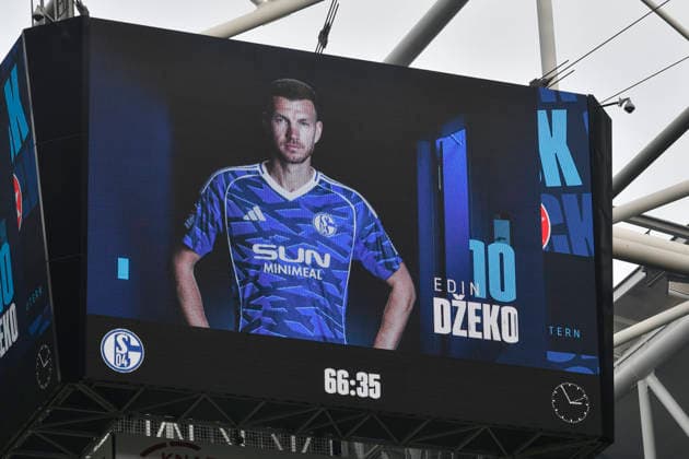 Anzeigetafel Edin Dzeko (Schalke 10) Feature Symbol Symbolfoto charakteristisch Detail 25.01.2026 Fussball FC Schalke 04 vs 1. FC Kaiserslautern, Veltins-Arena, Gelsenkirchen, DFB DFL REGULATIONS PROHIBIT ANY USE OF PHOTOGRAPHS AS IMAGE SEQUENCES AND OR QUASI-VIDEO