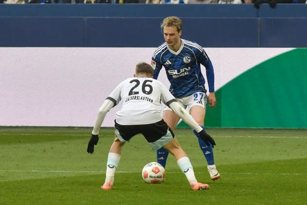 v. li. im Zweikampf Paul Joly (Kaiserslautern 26) Finn Porath (Schalke 27) 25.01.2026 Fussball FC Schalke 04 vs 1. FC Kaiserslautern, Veltins-Arena, Gelsenkirchen, DFB DFL REGULATIONS PROHIBIT ANY USE OF PHOTOGRAPHS AS IMAGE SEQUENCES AND OR QUASI-VIDEO