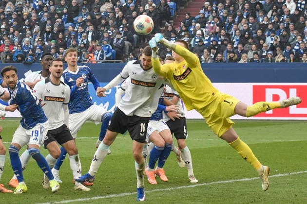 Julian Krahl (Kaiserslautern 1) vereitelt Torchance von Schalke 25.01.2026 Fussball FC Schalke 04 vs 1. FC Kaiserslautern, Veltins-Arena, Gelsenkirchen, DFB DFL REGULATIONS PROHIBIT ANY USE OF PHOTOGRAPHS AS IMAGE SEQUENCES AND OR QUASI-VIDEO