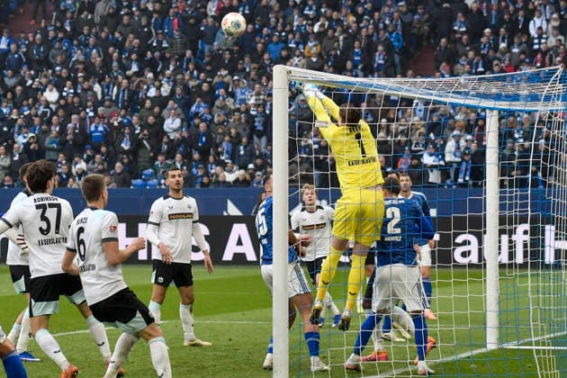 Julian Krahl (Kaiserslautern 1) vereitelt Torchance Schalke 25.01.2026 Fussball FC Schalke 04 vs 1. FC Kaiserslautern, Veltins-Arena, Gelsenkirchen, DFB DFL REGULATIONS PROHIBIT ANY USE OF PHOTOGRAPHS AS IMAGE SEQUENCES AND OR QUASI-VIDEO
