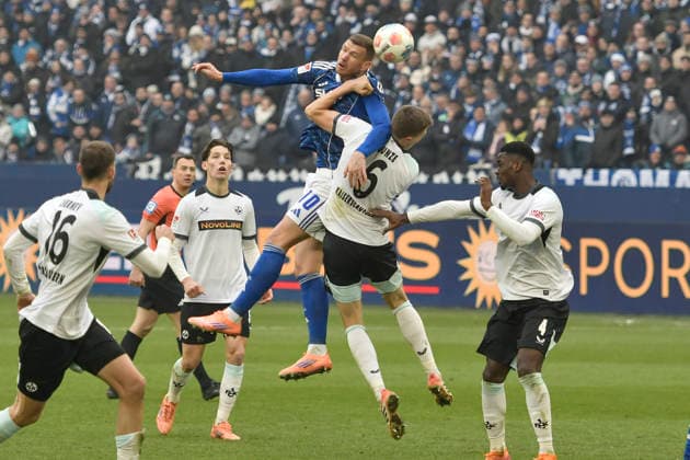 Kopfball Kopfballduell Edin Dzeko (Schalke 10) Fabian Kunze (Kaiserslautern 6) 25.01.2026 Fussball FC Schalke 04 vs 1. FC Kaiserslautern, Veltins-Arena, Gelsenkirchen, DFB DFL REGULATIONS PROHIBIT ANY USE OF PHOTOGRAPHS AS IMAGE SEQUENCES AND OR QUASI-VIDEO