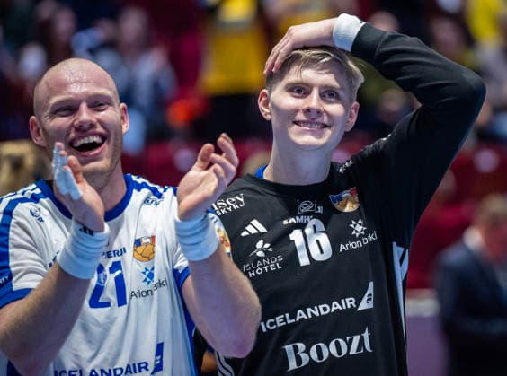 MALMÖ, SWEDEN 20260125 Iceland s Arnar Arnarsson and goalkeeper Viktor Gisli Hallgrimsson after the match in the intermediate round of the European Handball Championship between Iceland and Sweden at Malmö Arena, Malmö, Sweden, January 25, 2026. MALMÖHANDBOLLS-EM 2026 ISLAND-SVERIGE SWEDEN x50090x