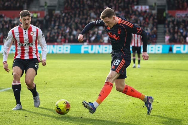 Brentford v Nottingham Forest, Premier League Elliot Anderson of Nottingham Forest crosses the ball during the Brentford v Nottingham Forest Premier League match at the Gtech Community Stadium, London, England on 25 January 2026 Credit: Ian Stephen Every Second Media Editorial use only. All images are copyright Every Second Media Limited. No images may be reproduced without prior permission. All rights reserved. Premier League and Football League images are subject to licensing agreements with Football DataCo Limited. see https: www.football-dataco.com Copyright: xIMAGO EveryxSecondxMediax ESM-1772-0093 IanxStephenx xEveryxSecondxMediax