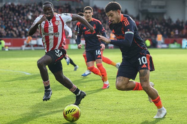 Brentford v Nottingham Forest, Premier League Michael Kayode of Brentford tracks Morgan Gibbs-White of Nottingham Forest during the Brentford v Nottingham Forest Premier League match at the Gtech Community Stadium, London, England on 25 January 2026 Credit: Ian Stephen Every Second Media Editorial use only. All images are copyright Every Second Media Limited. No images may be reproduced without prior permission. All rights reserved. Premier League and Football League images are subject to licensing agreements with Football DataCo Limited. see https: www.football-dataco.com Copyright: xIMAGO EveryxSecondxMediax ESM-1772-0095 IanxStephenx xEveryxSecondxMediax