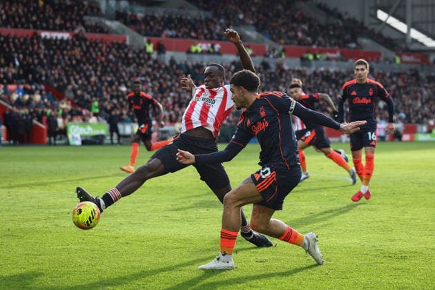 Brentford v Nottingham Forest, Premier League Michael Kayode of Brentford tries to block a cross from Morgan Gibbs-White of Nottingham Forest during the Brentford v Nottingham Forest Premier League match at the Gtech Community Stadium, London, England on 25 January 2026 Credit: Ian Stephen Every Second Media Editorial use only. All images are copyright Every Second Media Limited. No images may be reproduced without prior permission. All rights reserved. Premier League and Football League images are subject to licensing agreements with Football DataCo Limited. see https: www.football-dataco.com Copyright: xIMAGO EveryxSecondxMediax ESM-1772-0097 IanxStephenx xEveryxSecondxMediax