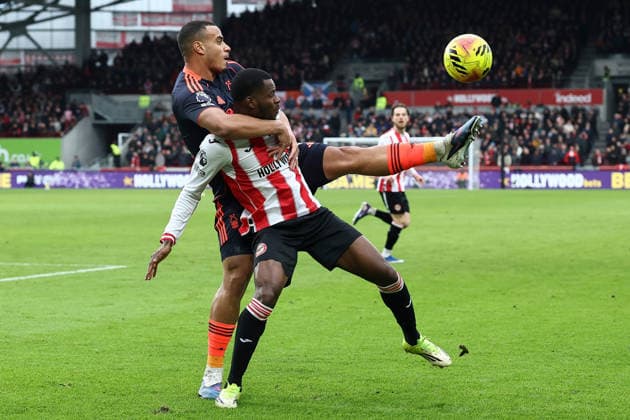 Brentford v Nottingham Forest, Premier League Murillo of Nottingham Forest battles for possession with Dango Ouattara of Brentford during the Brentford v Nottingham Forest Premier League match at the Gtech Community Stadium, London, England on 25 January 2026 Credit: Ian Stephen Every Second Media Editorial use only. All images are copyright Every Second Media Limited. No images may be reproduced without prior permission. All rights reserved. Premier League and Football League images are subject to licensing agreements with Football DataCo Limited. see https: www.football-dataco.com Copyright: xIMAGO EveryxSecondxMediax ESM-1772-0100 IanxStephenx xEveryxSecondxMediax