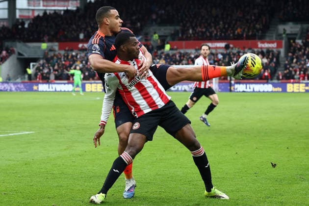 Brentford v Nottingham Forest, Premier League Murillo of Nottingham Forest battles for possession with Dango Ouattara of Brentford during the Brentford v Nottingham Forest Premier League match at the Gtech Community Stadium, London, England on 25 January 2026 Credit: Ian Stephen Every Second Media Editorial use only. All images are copyright Every Second Media Limited. No images may be reproduced without prior permission. All rights reserved. Premier League and Football League images are subject to licensing agreements with Football DataCo Limited. see https: www.football-dataco.com Copyright: xIMAGO EveryxSecondxMediax ESM-1772-0102 IanxStephenx xEveryxSecondxMediax