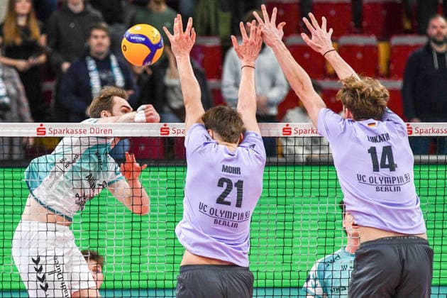 v.li.: Sjors Tijhuis (Powervolleys Düren, 5) schmettert den Ball gegen den Block von Tristan Hans Mohr (VCO Berlin, 21) und Joshua Huber (VCO Berlin, 14), Aktion, Action, Spielszene, , 25.01.2026, Düren (Deutschland), Volleyball, 1. Bundesliga Männer, SWD Powervolleys Düren - VCO Berlin