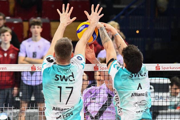 Philipp Lauter (Powervolleys Düren, 17) und Gregor Pernus (Powervolleys Düren, 4) bei der Blockbildung, , 25.01.2026, Düren (Deutschland), Volleyball, 1. Bundesliga Männer, SWD Powervolleys Düren - VCO Berlin