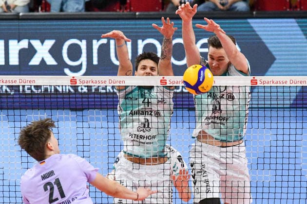 Gregor Pernus (Powervolleys Düren, 4) und Petteri Samuli Tyynismaa (Powervolleys Düren, 10) mit missglücktem Block gegen Tristan Hans Mohr (VCO Berlin, 21), 25.01.2026, Düren (Deutschland), Volleyball, 1. Bundesliga Männer, SWD Powervolleys Düren - VCO Berlin