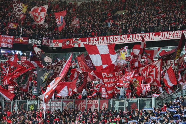 2. Bundesliga - FC Schalke 04 - 1. FC Kaiserslautern am 25.01.2026 in der Veltins-Arena auf Schalke Die Fans aus Kaiserslautern schwenken im Gästeblock Fahnen