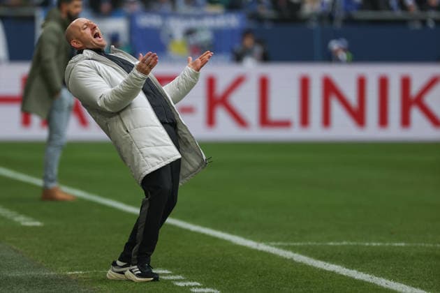 2. Bundesliga - FC Schalke 04 - 1. FC Kaiserslautern am 25.01.2026 in der Veltins-Arena auf Schalke Trainer Torsten Lieberknecht (Kaiserslautern) hadert mit einer vergebenen Chance