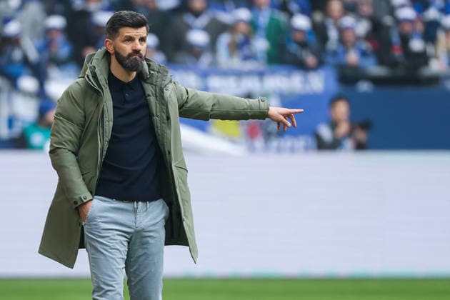 2. Bundesliga - FC Schalke 04 - 1. FC Kaiserslautern am 25.01.2026 in der Veltins-Arena auf Schalke Trainer Miron Muslic (Schalke) gibt lautstark Anweisungen