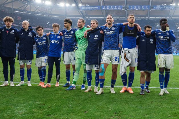 2. Bundesliga - FC Schalke 04 - 1. FC Kaiserslautern am 25.01.2026 in der Veltins-Arena auf Schalke Torwart Loris Karius (Schalke 1) , Finn Porath (Schalke 27) , Nikola Katic (Schalke 25) , Edin Dzeko (Schalke 10) , Amin Younes (Schalke 8) , Christian Gomis (Schalke 7) nach dem Schlusspfiff Arm in Arm vor der Nordkurve