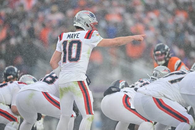 DENVER, CO - JANUARY 25: New England Patriots quarterback Drake Maye (10) calls out coverage in the fourth quarter against the Denver Broncos in the AFC Championship Game at Empower Field at Mile High on January 25, 2026 in Denver, Colorado. (Photo by Dustin Bradford Icon Sportswire) NFL, American Football Herren, USA JAN 25 AFC Championship Game Patriots at Broncos EDITORIAL USE ONLY Icon132260125058