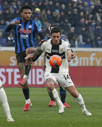 CALCIO - Serie A - Atalanta BC vs Parma Calcio Emanuele Valeri of Parma AC competes for the ball with Ederson Jose Dos Santos Lourenco da Silva Ederson of Atalanta BC during Atalanta BC vs Parma Calcio, 22Â° Serie A Enilive 2025-26 game at New Balance arena in Bergamo (BG), Italy, on January 25, 2026. Bergamo Italy  Copyright: xIPAxSport ABACAx