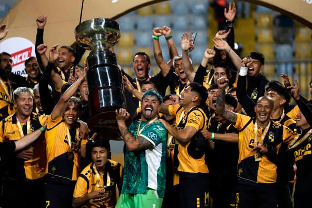 Futbol, Universidad Catolica vs Coquimbo Unido. Final Supercopa 2026. Los jugadores de Coquimbo Unido celebran con el trofeo de la Supercopa tras vencer a Universidad Catolica en el estadio Sausalito de Vina del Mar, Chile. 25 01 2026 Sebastian Cisternas Photosport Football, Universidad Catolica vs Coquimbo Unido. 2025 Supercopa Championship semifinal. Coquimbo Unido™s players celebrate with the Supercopa Championship trophy after beating Universidad Catolica at the Sausalito stadium in Vina del Mar, Chile. 25 01 2026 Sebastian Cisternas Photosport Coquimbo Unido vs Universidad Catolica, final Supercopa 2026 