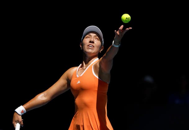 TENNIS AUSTRALIAN OPEN, Jessica Pegula of the USA prepares to serve during the Women™s 4th round match against compatriot Madison Keys on day 9 of the 2026 Australian Open tennis tournament at Melbourne Park in Melbourne, Monday, January 26, 2026. ( NO ARCHIVING MELBOURNE VICTORIA AUSTRALIA  Copyright: xROBxPREZIOSOx 20260126144864785541