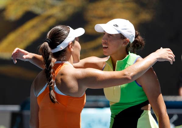 TENNIS AUSTRALIAN OPEN, Jessica Pegula of the USA (l) is congratulated by compatriot Madison Keys following the Women™s 4th round match on day 9 of the 2026 Australian Open tennis tournament at Melbourne Park in Melbourne, Monday, January 26, 2026. ( NO ARCHIVING MELBOURNE VICTORIA AUSTRALIA  Copyright: xROBxPREZIOSOx 20260126179049011749