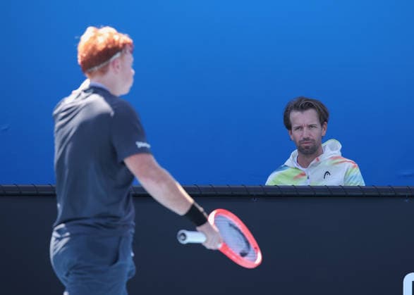 Jamie Mackenzie (GER) unscharf im Vordergrund, Trainer,coach Gero Kretschmer, Jungen Einzel, Boys Singles,Australian Open 2026, Melbourne Park, Melbourne, Victoria, Australia., Copyright: xJuergenxHasenkopfx