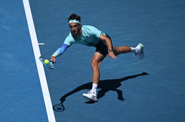 TENNIS AUSTRALIAN OPEN, Lorenzo Musetti of Italy in action during the Men™s 4th round match againstTaylor Fritz of USA on day 9 of the 2026 Australian Open tennis tournament at Melbourne Park in Melbourne, Monday, January 26, 2026. ( NO ARCHIVING MELBOURNE VICTORIA AUSTRALIA  Copyright: xJAMESxROSSx 20260126144529651133