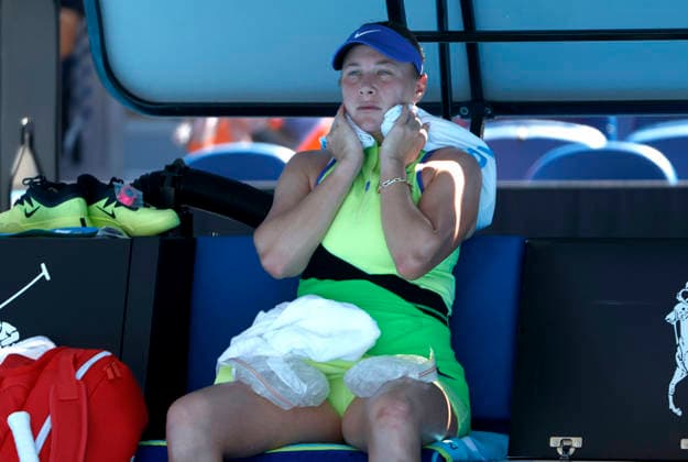 TENNIS AUSTRALIAN OPEN, Amanda Anisimova of USA recovers in the heat during the Women™s 4th round match against Xinyu Wang of China on day 9 of the 2026 Australian Open tennis tournament at Melbourne Park in Melbourne, Monday, January 26, 2026. ( NO ARCHIVING MELBOURNE VICTORIA AUSTRALIA  Copyright: xROBxPREZIOSOx 20260126196097485939