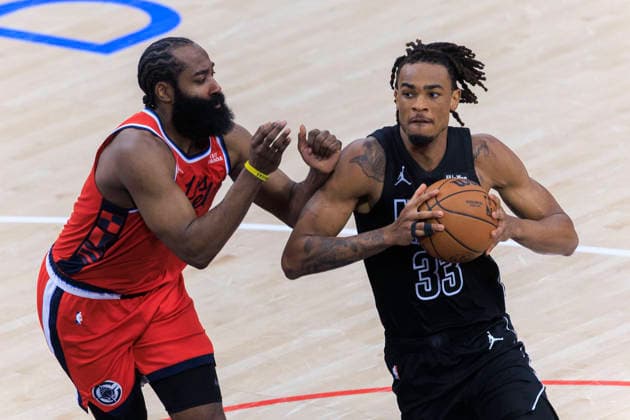 January 25, 2026, Inglewood, California, USA: Nic Claxton 33 of the Brooklyn Nets receives the ball as James Harden 1 of the Los Angeles Clippers defends during their regular season NBA, Basketball Herren, USA game on Sunday January 25, 2026 at Intuit Dome in Inglewood, California. Clippers defeat Nets, 126-89. ARIANA RUIZ PI Inglewood USA - ZUMAp124 20260125_zaa_p124_039 Copyright: xArianaxRuizx
