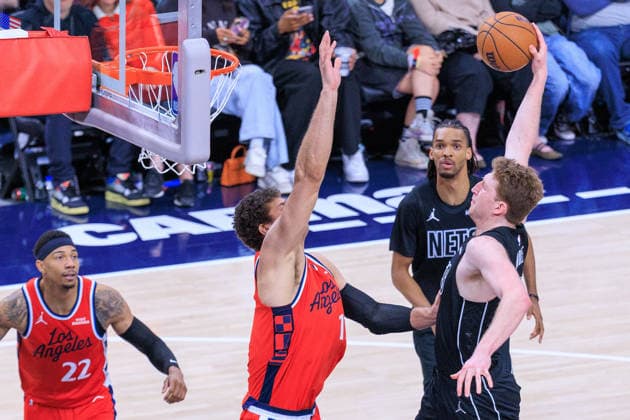 January 25, 2026, Inglewood, California, USA: Danny Wolf 2 of the Brooklyn Nets drives past Brook Lopez 11 of the Los Angeles Clippers for a dunk during a 2026 NBA, Basketball Herren, USA regular season game on Sunday January 25, 2026 at Intuit Dome Arena in Inglewood, California. Clippers defeat Nets, 126-89. JAVIER ROJAS PI Inglewood USA - ZUMAp124 20260125_zaa_p124_075 Copyright: xJavierxRojasx