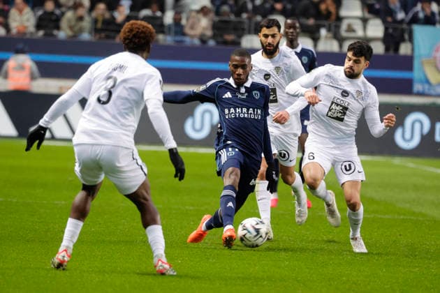 French League One - PFC vs Angers PFC’s Adama Camara battles Angers’s Louis Mouton during the 2025-26 French soccer League One game, PFC vs Angers in Jean Bouin Stadium, Paris, France on January 25th, 2026. Photo by Henri Szwarc ABACAPRESS.COM Paris France  Copyright: xSzwarcxHenri ABACAx