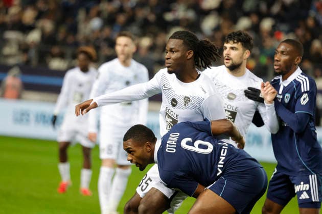 French League One - PFC vs Angers PFC’s Otavio battles Angers’s Prosper Peter during the 2025-26 French soccer League One game, PFC vs Angers in Jean Bouin Stadium, Paris, France on January 25th, 2026. Photo by Henri Szwarc ABACAPRESS.COM Paris France  Copyright: xSzwarcxHenri ABACAx