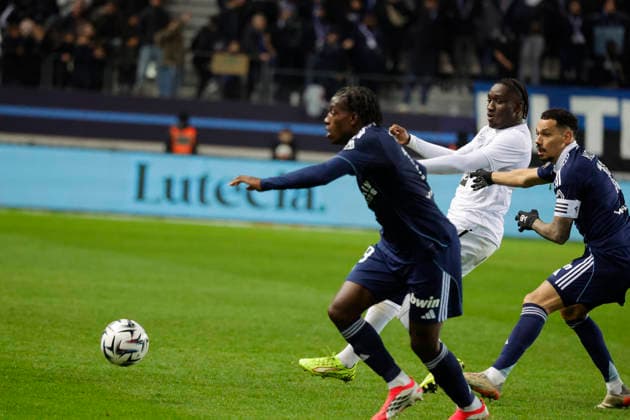 French League One - PFC vs Angers PFC’s Timothee Kolodziejczak battles Angers’s Sidiki Cherif during the 2025-26 French soccer League One game, PFC vs Angers in Jean Bouin Stadium, Paris, France on January 25th, 2026. Photo by Henri Szwarc ABACAPRESS.COM Paris France  Copyright: xSzwarcxHenri ABACAx