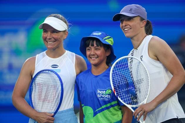 Maddison Inglis and Iga Swiatek ahead of their fourth round match Australian Open tennis tournament, Day Nine, Melbourne Park, Australia - 26 Jan 2026Melbourne Melbourne Park Victoria (VIC) Australia  Copyright: xEllaxLing Shutterstockx 16403642bp