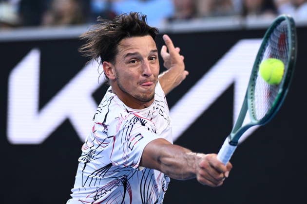 TENNIS AUSTRALIAN OPEN, Luciano Darderi of Italy in action during the Men™s 4th round match against compatriot Jannik Sinner on day 9 of the 2026 Australian Open tennis tournament at Melbourne Park in Melbourne, Monday, January 26, 2026. ( NO ARCHIVING MELBOURNE VICTORIA AUSTRALIA  Copyright: xJOELxCARRETTx 20260126168359815500