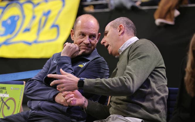 re. Sportdirektor Himar Ojeda redet mit Geschäftsführer Marco Baldi Basketball BBL Bundesliga Herren 17. Spieltag Saison 2025 2026 25.01.2026 ALBA Berlin vs BMA365 Bamberg Baskets