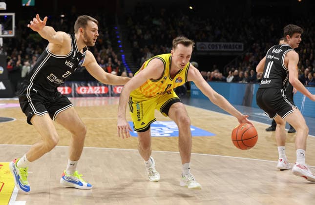 Moritz Krimmer, Moses Wood am Ball Zweikampf Spielszene Aktion Basketball BBL Bundesliga Herren 17. Spieltag Saison 2025 2026 25.01.2026 ALBA Berlin vs BMA365 Bamberg Baskets