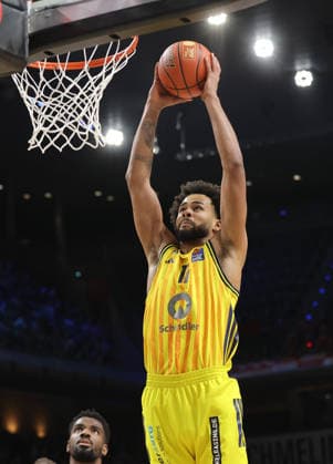 Norris Agbakoko am Ball beim Dunking Aktion Oberkörper Basketball BBL Bundesliga Herren 17. Spieltag Saison 2025 2026 25.01.2026 ALBA Berlin vs BMA365 Bamberg Baskets