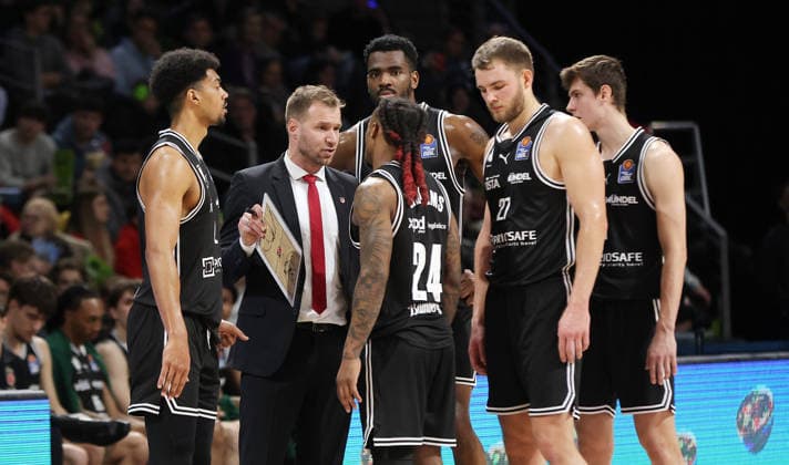 Trainer Anton Gavel redet mit Cobe Williams, Mannschaft Basketball BBL Bundesliga Herren 17. Spieltag Saison 2025 2026 25.01.2026 ALBA Berlin vs BMA365 Bamberg Baskets