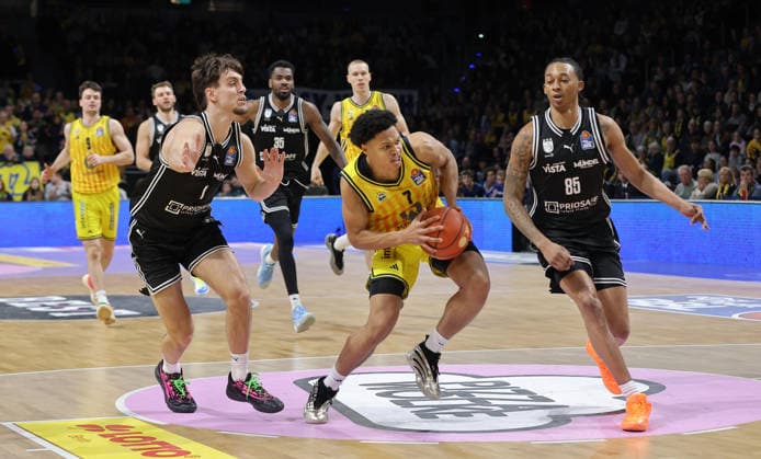Zachary Ensminger, Jack Kayil am Ball, Austin Crowley Zweikampf Spielszene Aktion Basketball BBL Bundesliga Herren 17. Spieltag Saison 2025 2026 25.01.2026 ALBA Berlin vs BMA365 Bamberg Baskets